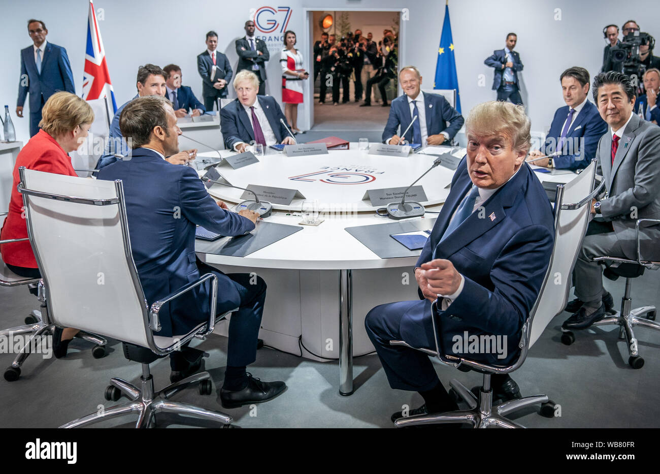 Biarritz, Francia. 24 Agosto, 2019il Cancelliere tedesco Angela Merkel (CDU) si siede accanto al Presidente americano Donald Trump (terzo da destra), il presidente francese Emanuel Macron (secondo da sinistra), mentre il Canada il Primo Ministro Justin Trudeau, Boris Johnson, Primo ministro della Gran Bretagna, il Consiglio UE presidente Donald Tusk, attuale Primo Ministro dell'Italia, Giuseppe Conte e il Giappone il Primo Ministro Shinzo Abe sedersi alla prima sessione di lavoro del Vertice G7. Il vertice del G7 si terrà dal 24 al 26 agosto a Biarritz. Foto: Michael Kappeler/dpa Credito: dpa picture alliance/Alamy Live News Credito: dpa picture al Foto Stock