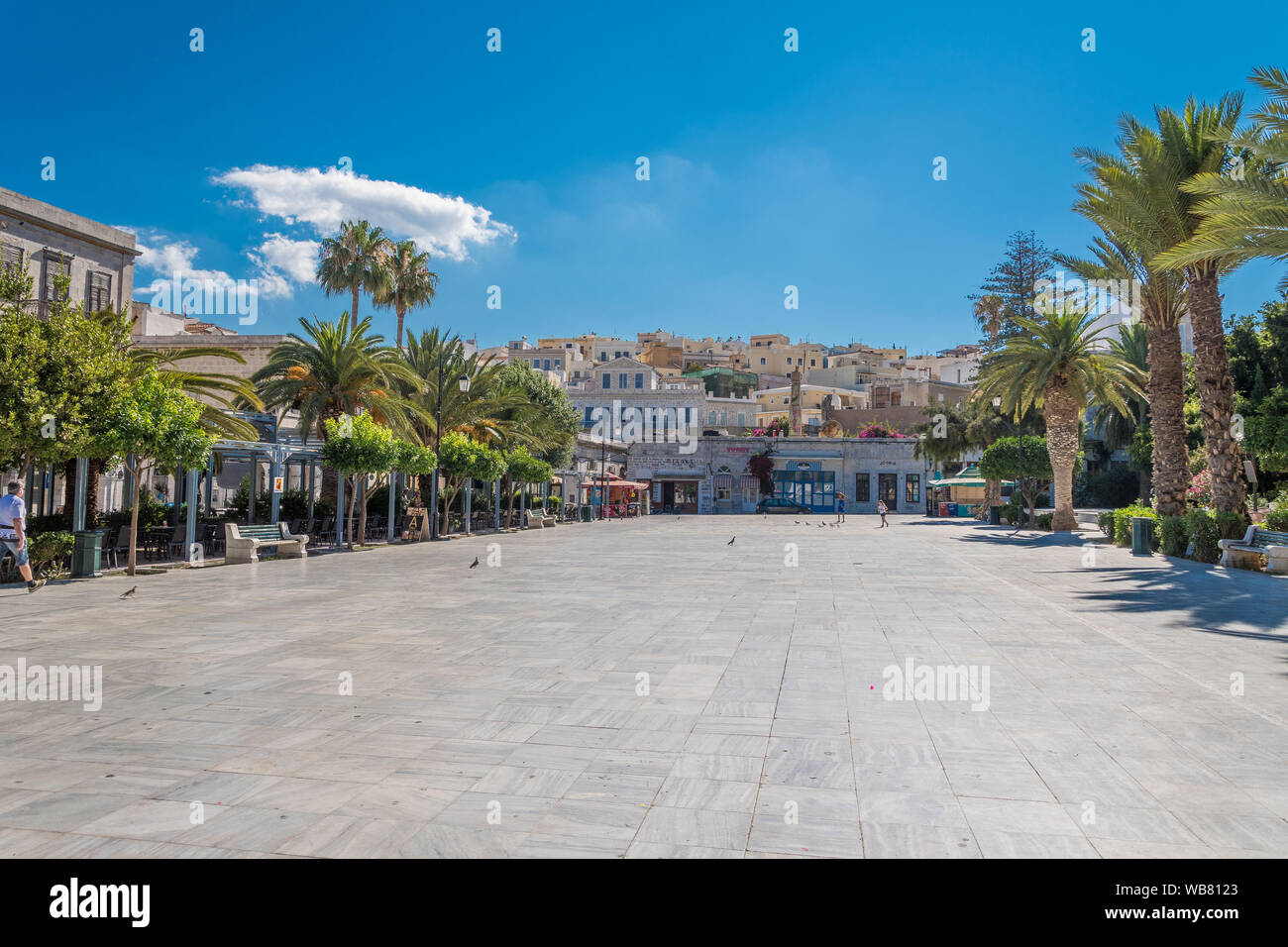 Piazza centrale o piazza Miaoulis con palme della città di Ermoupolis nell'isola di Syros, Cicladi, Grecia Foto Stock