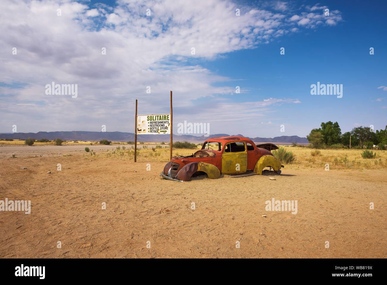 Abbandonato auto rottamata in solitaire situato nel deserto del Namib di Namibia Foto Stock