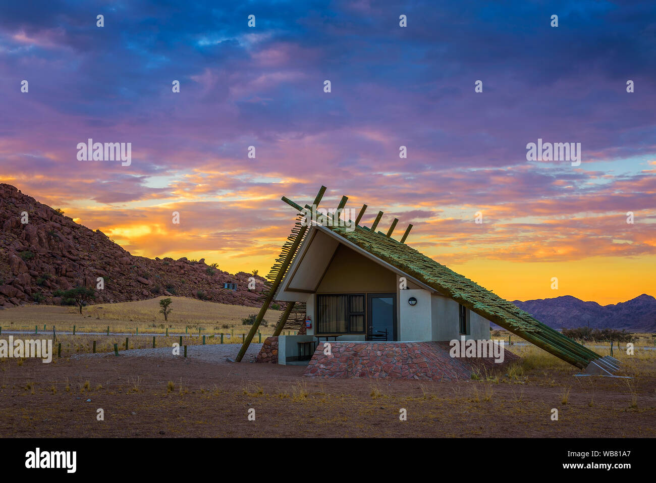 Sunrise sopra un piccolo chalet in un desert lodge vicino al Sossusvlei in Namibia Foto Stock