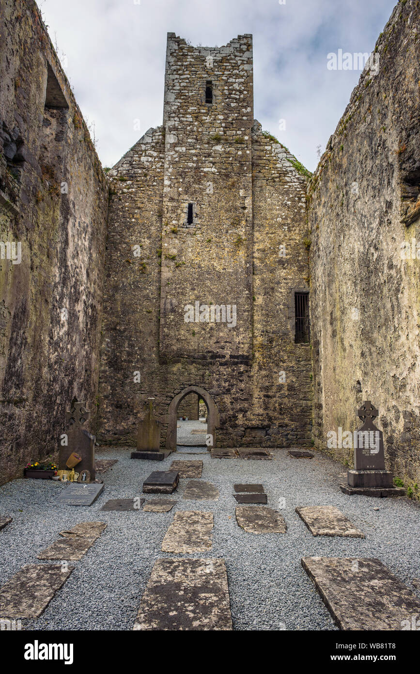 Corcomroe Abbey rovine e il suo cimitero in Irlanda Foto Stock