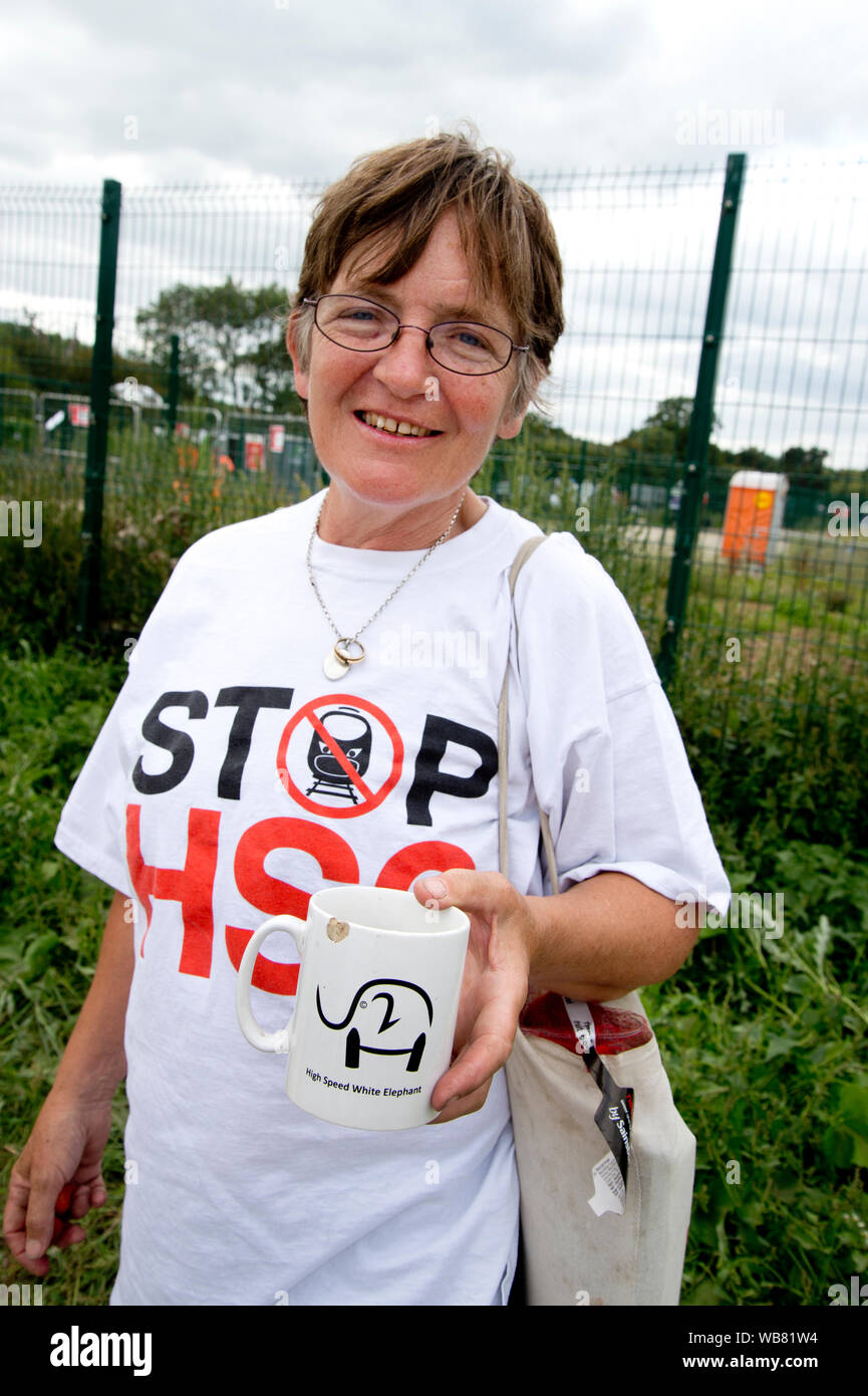 HS2. Colne Valley. Harvil Road. Sarah, protester con anti HS2 mug. Foto Stock