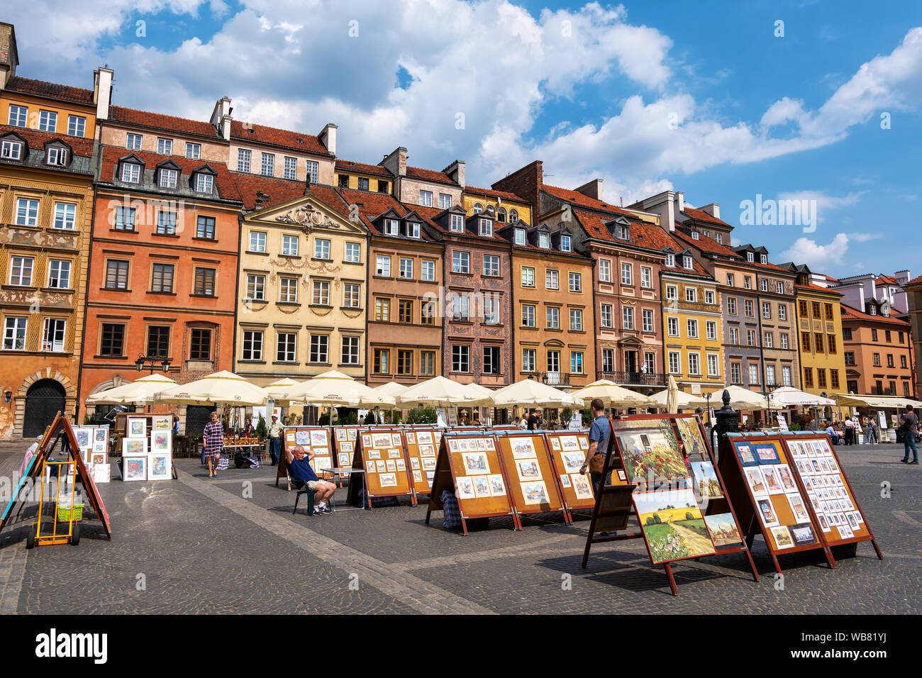 Varsavia, Polonia - 25 Maggio 2019: case storiche e dipinti in vendita sulla Piazza del Mercato nella Città Vecchia, dichiarati Patrimonio mondiale dell umanità dall UNESCO nella città capitale Foto Stock