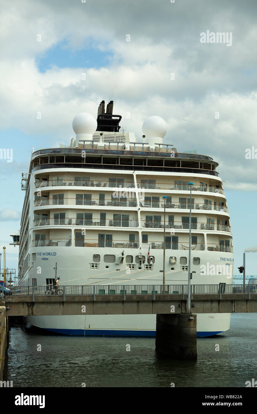 Il Tom Clarke ponte (aka East-Link ponte a pedaggio) nel porto di Dublino con 'Il mondo' residenziale nave da crociera al di là, Dublino, Irlanda Foto Stock
