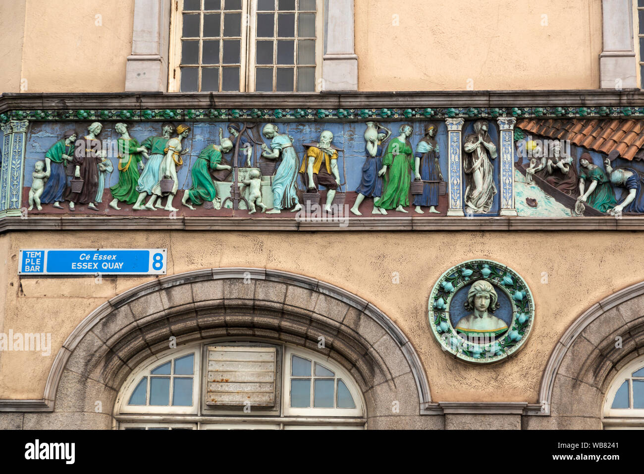 Ceramica invetriata fregio del sole camere edificio per uffici a Essex Quay, Dublin, Irlanda Foto Stock