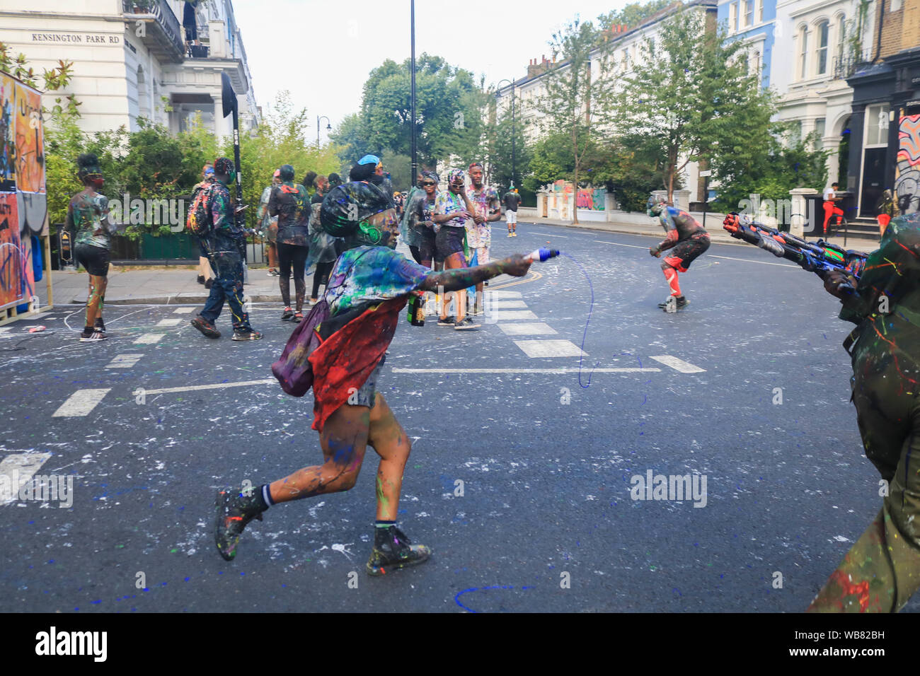 A Notting Hill, Londra, Regno Unito. Il 25 agosto 2019. L annuale carnevale di Notting Hill prende il via con Jouvert una tradizione dei Caraibi dove festaioli buttare vernice al cioccolato e la farina a vicenda. Più di 2 milioni di persone sono attese a frequentare l'Europa il più grande partito di strada su due giornate del weekend festivo Credito: amer ghazzal/Alamy Live News Foto Stock