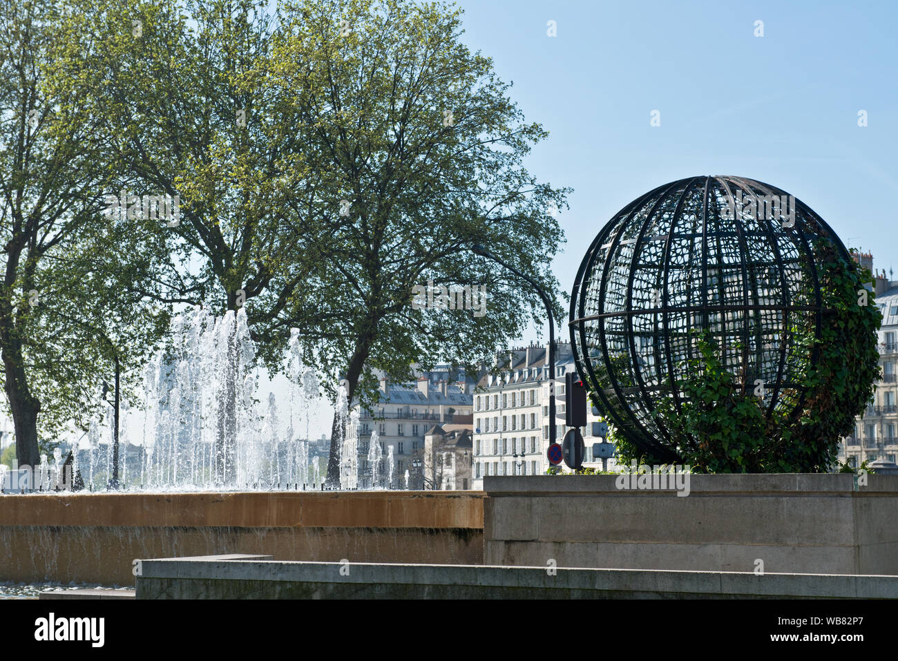 Sfera scultura e fontana nel cortile dell'Hôtel de Ville, Parigi, Francia Foto Stock