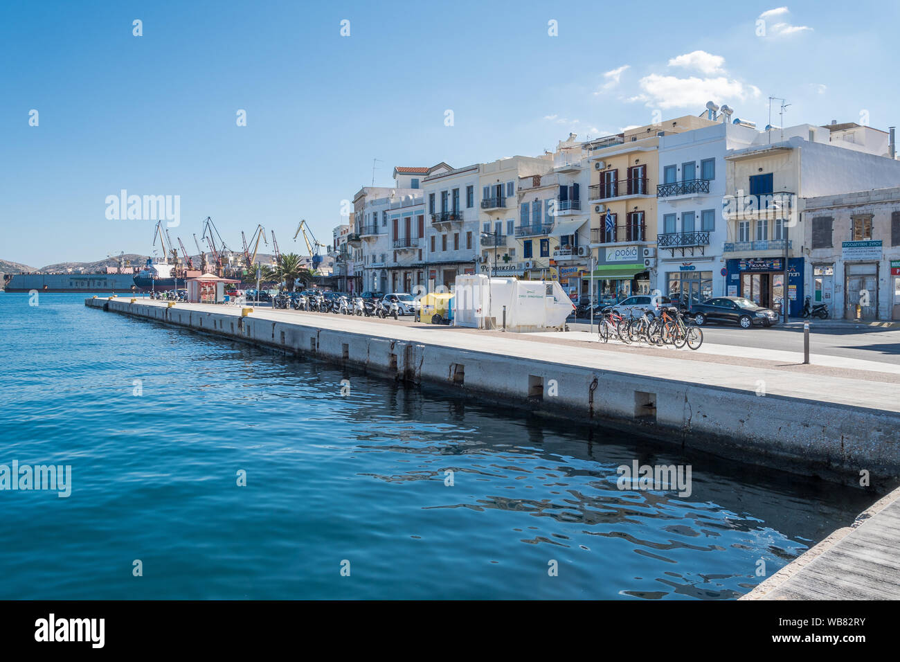 La città di Ermoupolis e il porto dell'isola di Syros, Cicladi, Grecia Foto Stock