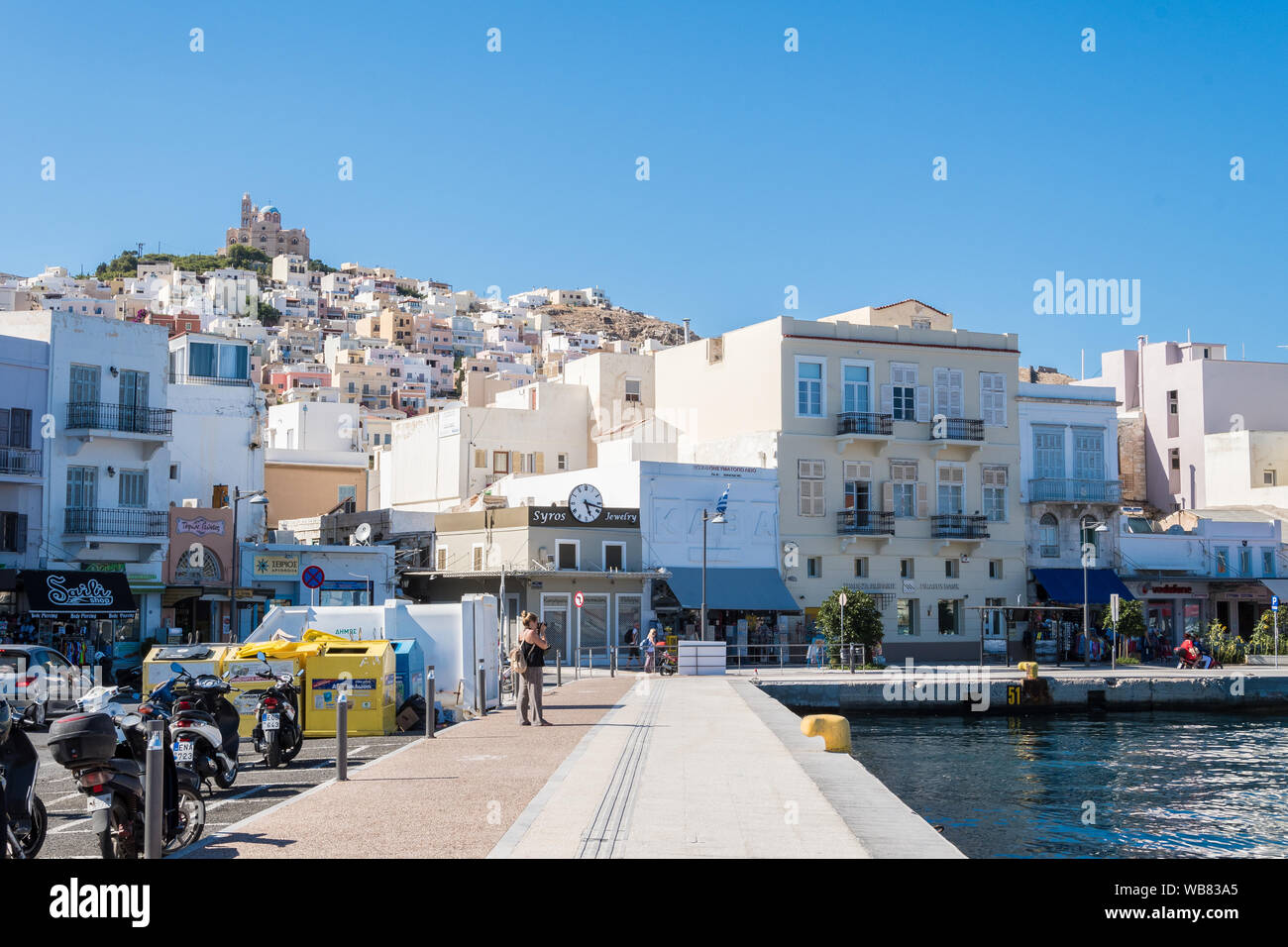 La città di Ermoupolis e il porto dell'isola di Syros, Cicladi, Grecia Foto Stock