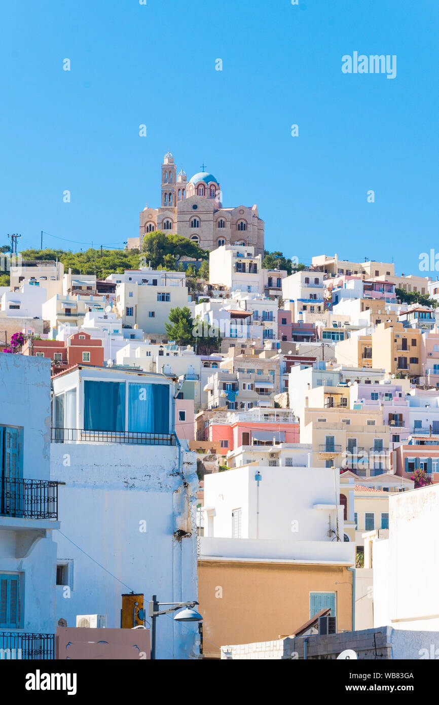 Vista di Ano Syros e la chiesa ortodossa Anastaseos sullo sfondo di Syros isola, Cicladi, Grecia Foto Stock