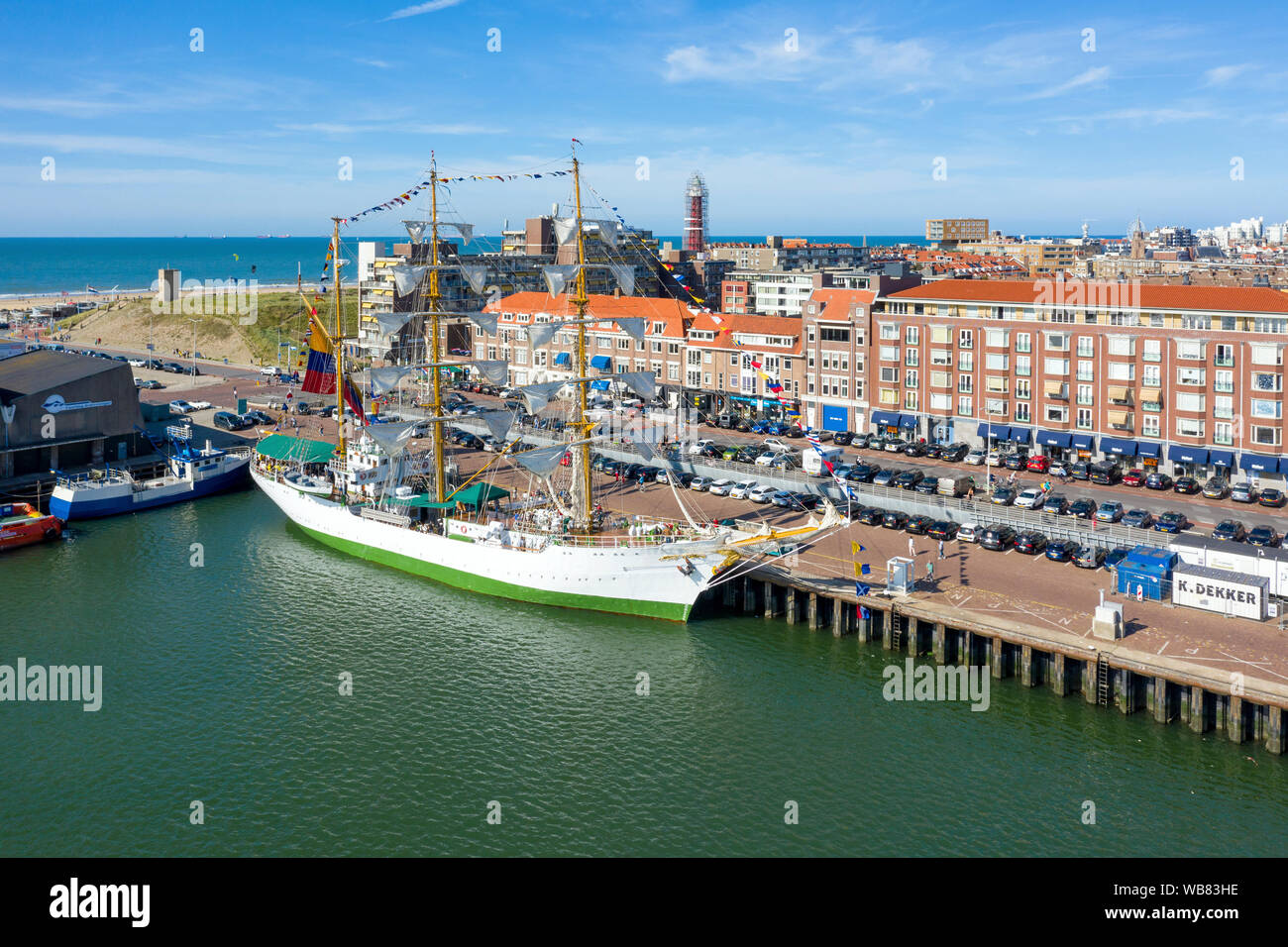 Vista aerea di arco di Gloria, un colombiano threemaster, navale e nave a vela, ormeggiato nel porto di Scheveningen, l'Aia, Olanda meridionale, Paesi Bassi. Foto Stock