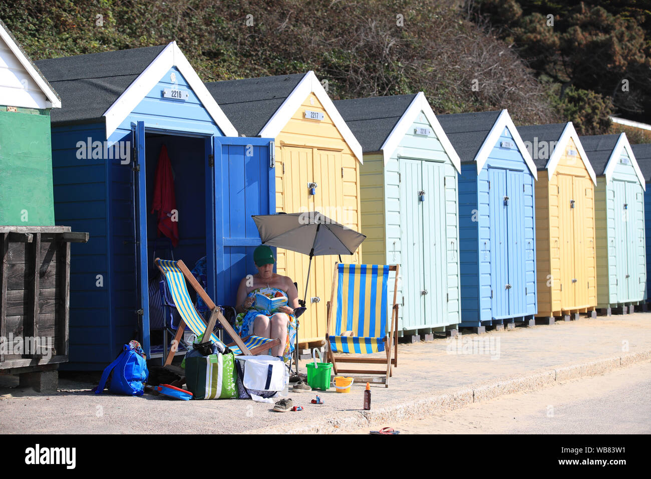 La gente sulla spiaggia di Bournemouth godetevi il sole che è impostata su continua per tutto il fine settimana lungo, anche con le temperature più calde previsto ed eventualmente raggiungere un record di 33C, più probabilmente nel sud-est dell'Inghilterra, il lunedì. Foto Stock