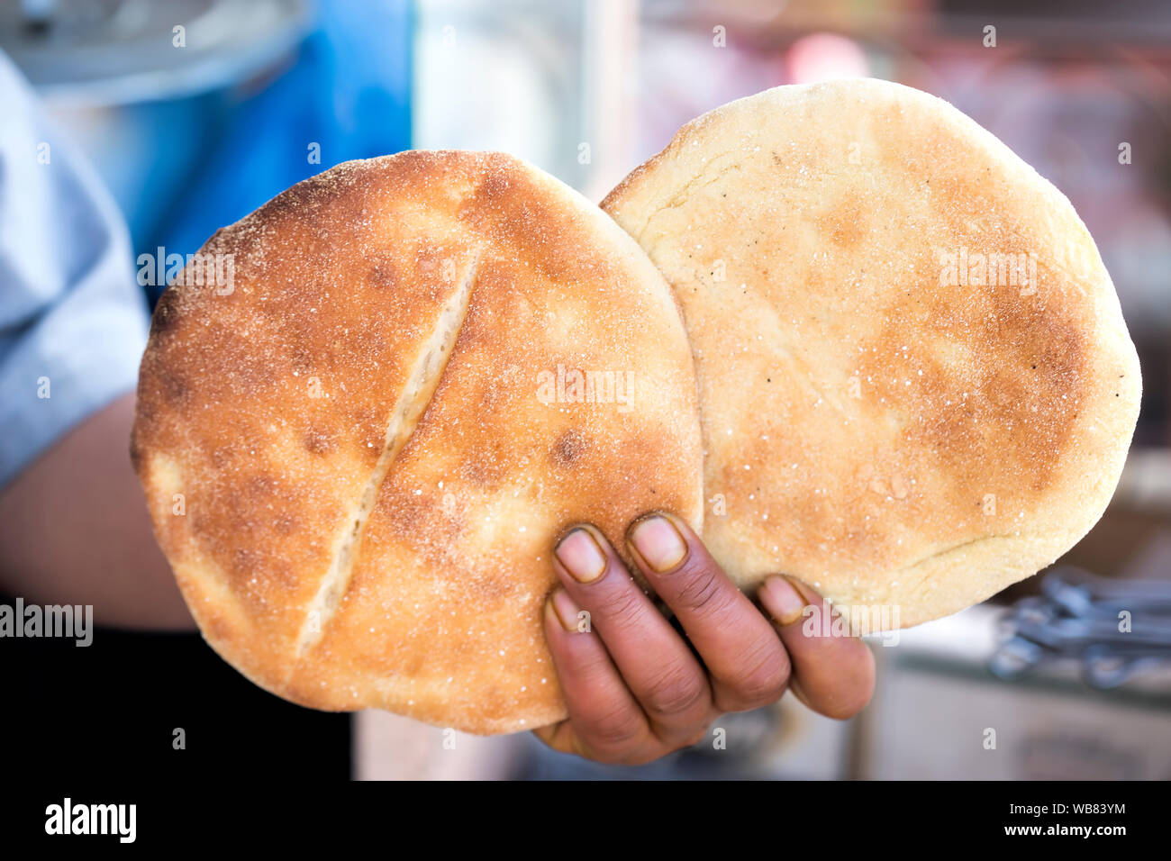 Guy tenendo in mano khobz - Marocchino tradizionale flatbread Foto Stock