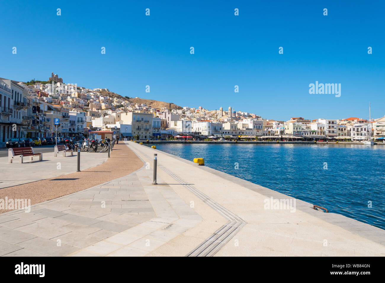 La città di Ermoupolis e il porto dell'isola di Syros, Cicladi, Grecia Foto Stock