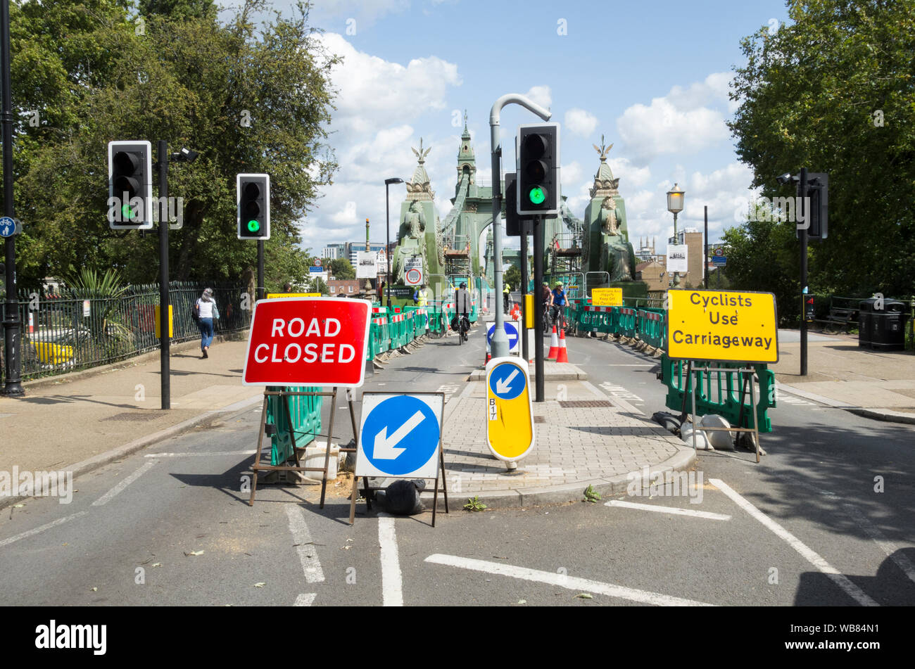 Strada chiusa segnaletica sul lato meridionale di Hammersmith Bridge, come rafforzare il lavoro continua, London, Regno Unito Foto Stock