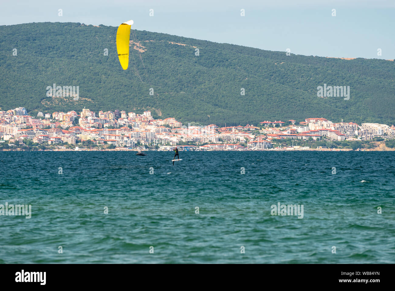 Sunny Beach, Bulgaria Luglio 13, 2019. L'uomo practice aliscafo kitesurfing nel Mar Nero al largo della costa di Sunny Beach in Bulgaria. Foto Stock