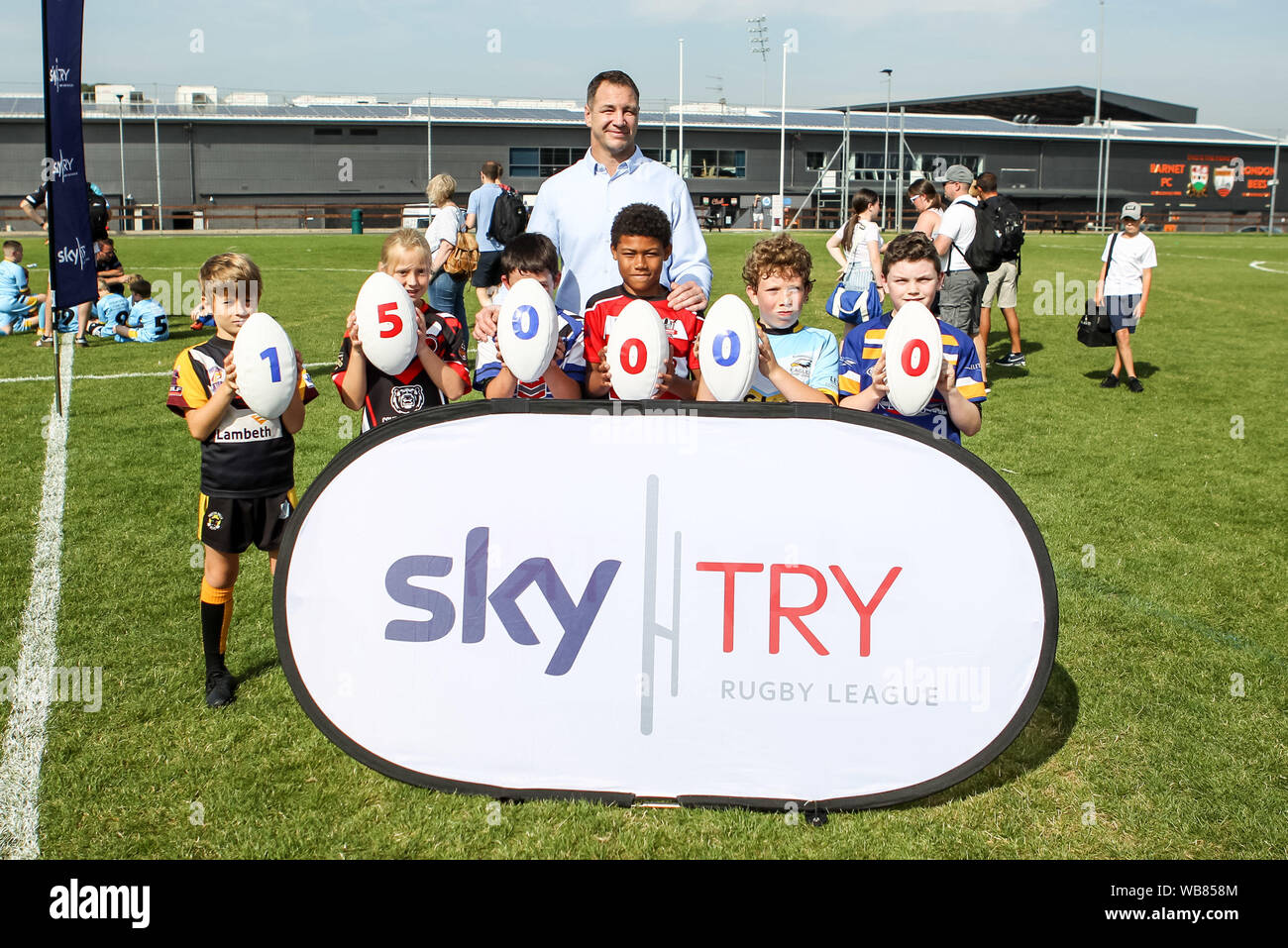 Londra, Regno Unito. 24 Ago, 2019. Legenda RFL Adrian Morley celebra il 150.000 partecipanti nel cielo provare RL festival durante il cielo EFL scommessa match del campionato tra Millwall e Sheffield Mercoledì presso il Den, Londra, Inghilterra il 17 agosto 2019. Foto di Ken scintille. Solo uso editoriale, è richiesta una licenza per uso commerciale. Nessun uso in scommesse, giochi o un singolo giocatore/club/league pubblicazioni. Credit: UK Sports Pics Ltd/Alamy Live News Foto Stock