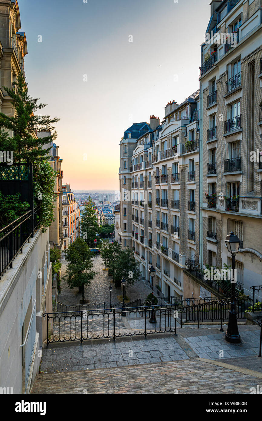 Quartiere Montmartre di Parigi. Mattina scalinata di Montmartre a Parigi, Francia. Europa. Vista di accogliente Street nel quartiere Montmartre di Parigi, Francia. Archi Foto Stock