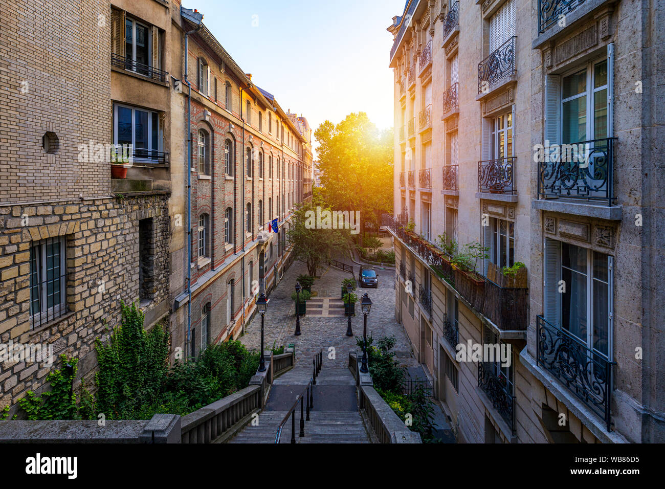 Quartiere Montmartre di Parigi. Mattina scalinata di Montmartre a Parigi, Francia. Europa. Vista di accogliente Street nel quartiere Montmartre di Parigi, Francia. Archi Foto Stock