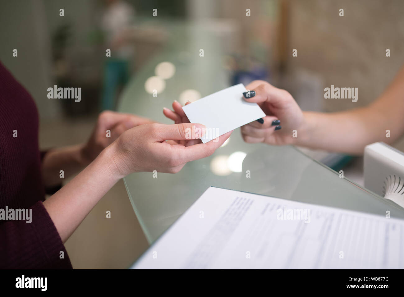 Close up di receptionist indicando nome scheda del dentista per client Foto Stock
