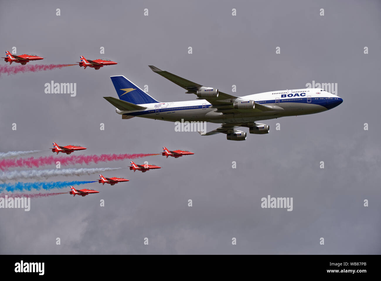 Il British frecce rosse aerobatic team display celebrare British Airways centesimo compleanno con un flypast in formazione con un BOAC Boeing 747 aereo di linea Foto Stock