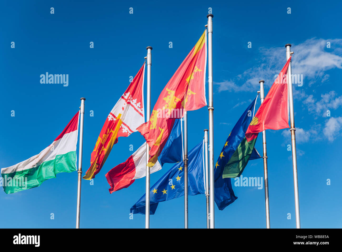 Bandiere sul posto Rapp square, Colmar. Colmar è la terza più grande Comune della Regione Alsazia nel nord-est della Francia, rinomato per il suo ben conservato Foto Stock