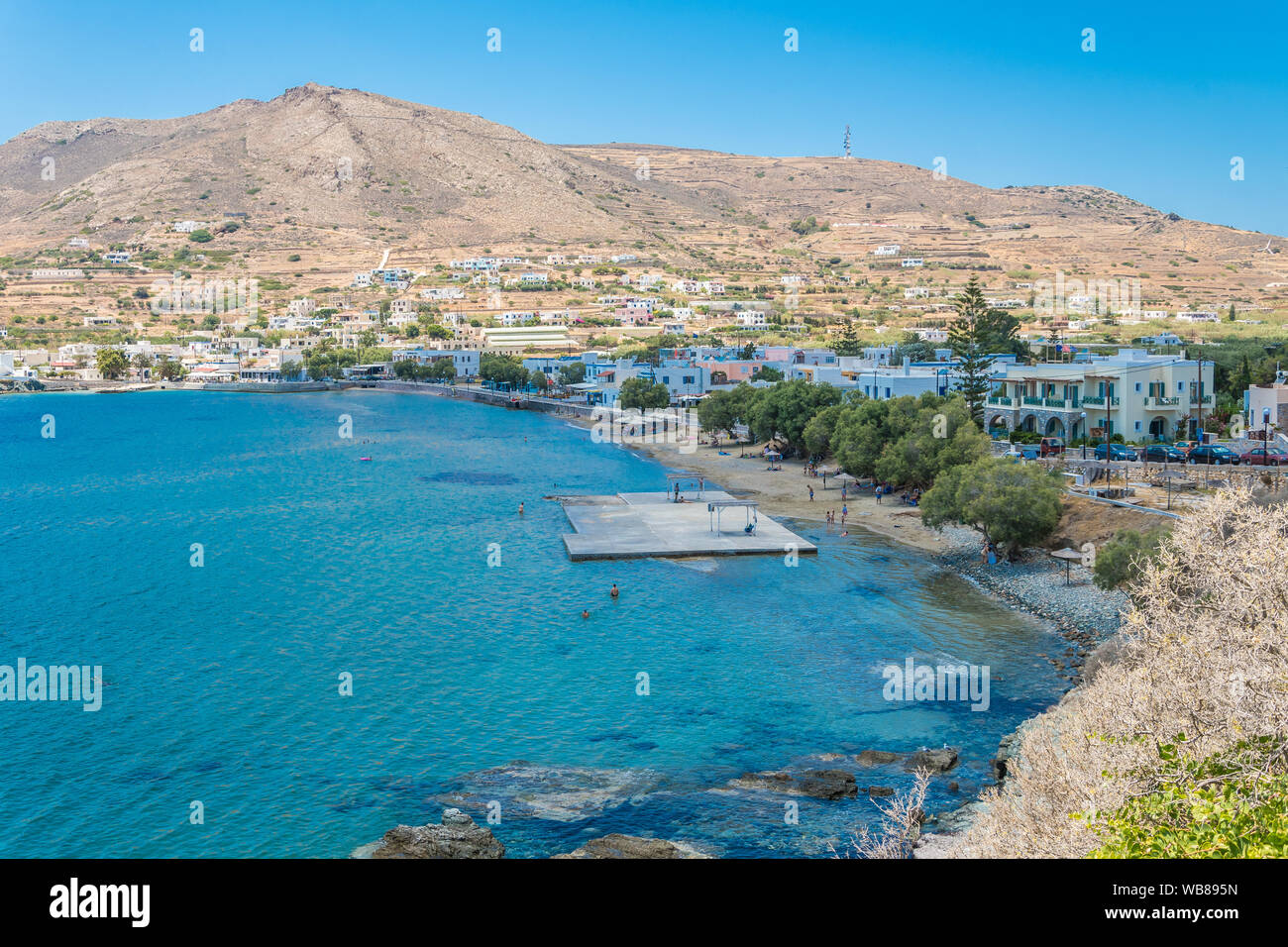 Vista panoramica della spiaggia di Finikas villaggio di Syros isola, Cicladi, Grecia Foto Stock