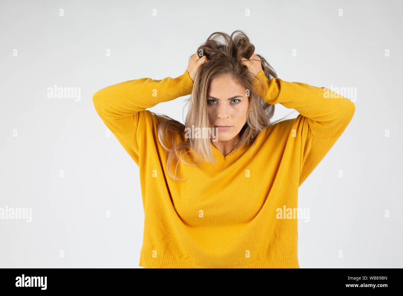 Donna arrabbiato strappando i suoi capelli perché la rabbia e lo stress Foto Stock