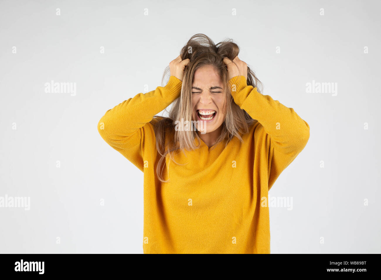 Donna arrabbiato strappando i suoi capelli perché la rabbia e lo stress Foto Stock
