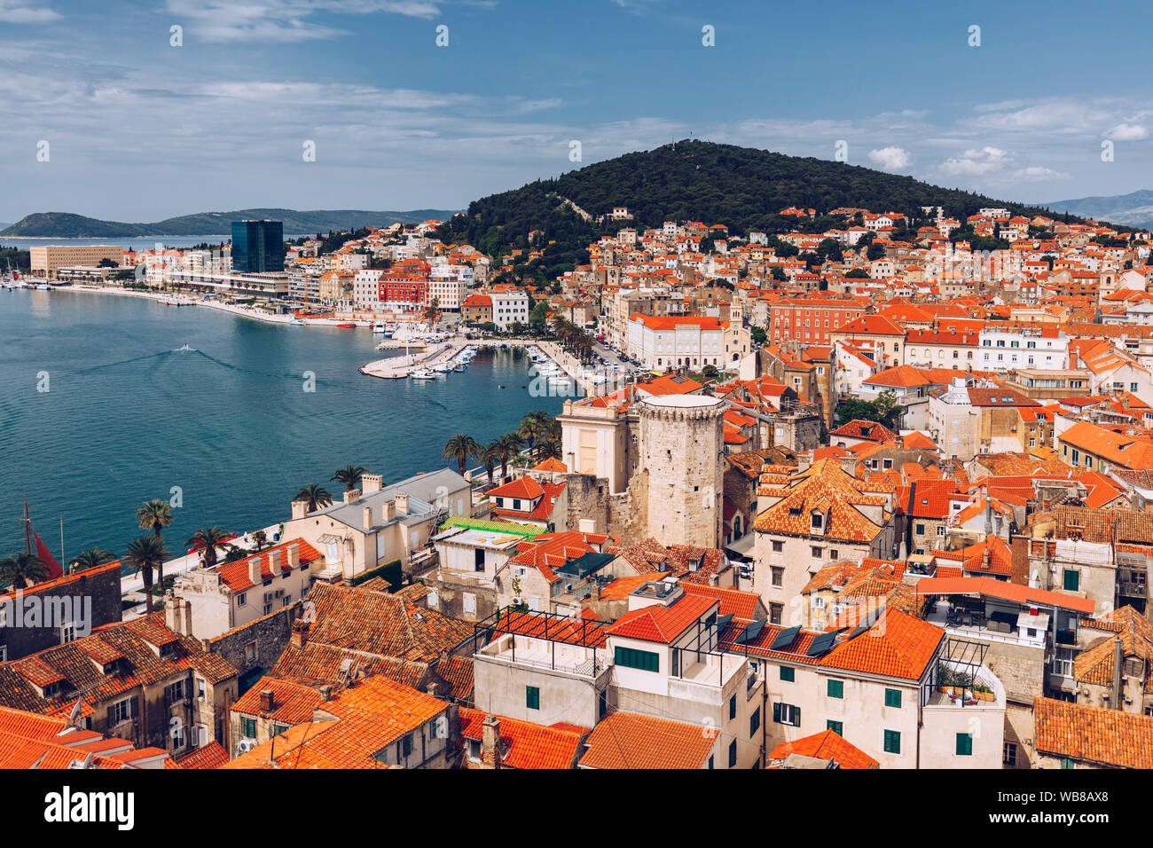 Split waterfront e la collina di Marjan, vista aerea, Dalmazia, Croazia. UNESCO - Sito Patrimonio dell'umanità. Split vista panoramica della città, Dalmazia, Croazia. Foto Stock