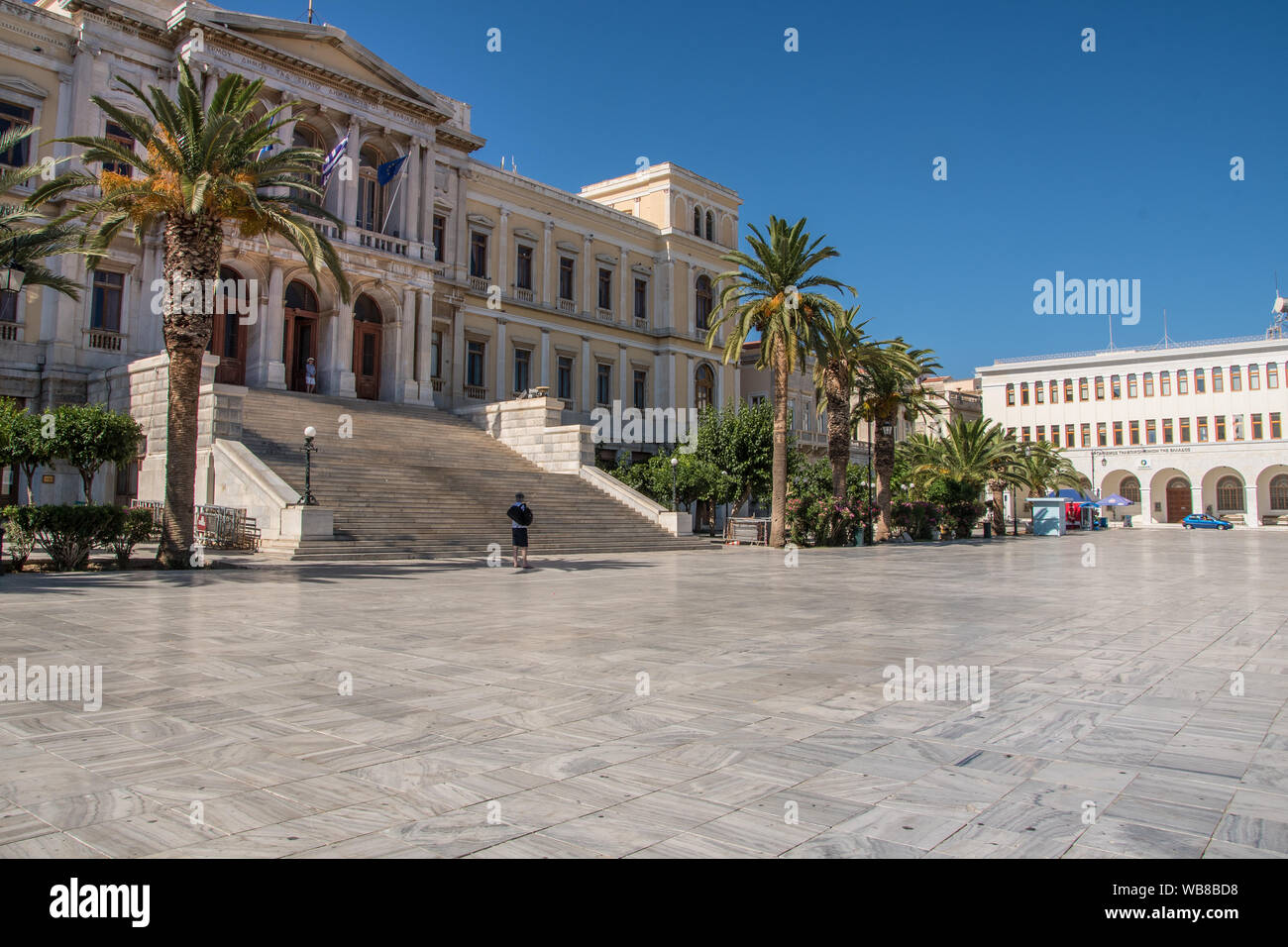 Il municipio neoclassico sulla piazza centrale di Ermoupolis nell'isola di Syros, Cicladi, Grecia Foto Stock