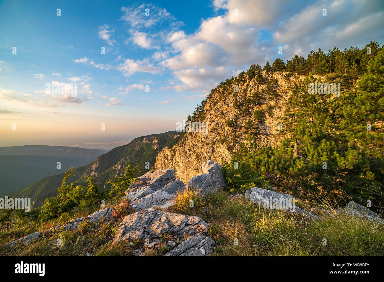 Estate tramonto da 'La Parete rossa" in riserva sui Monti Rodopi, Bulgaria Foto Stock