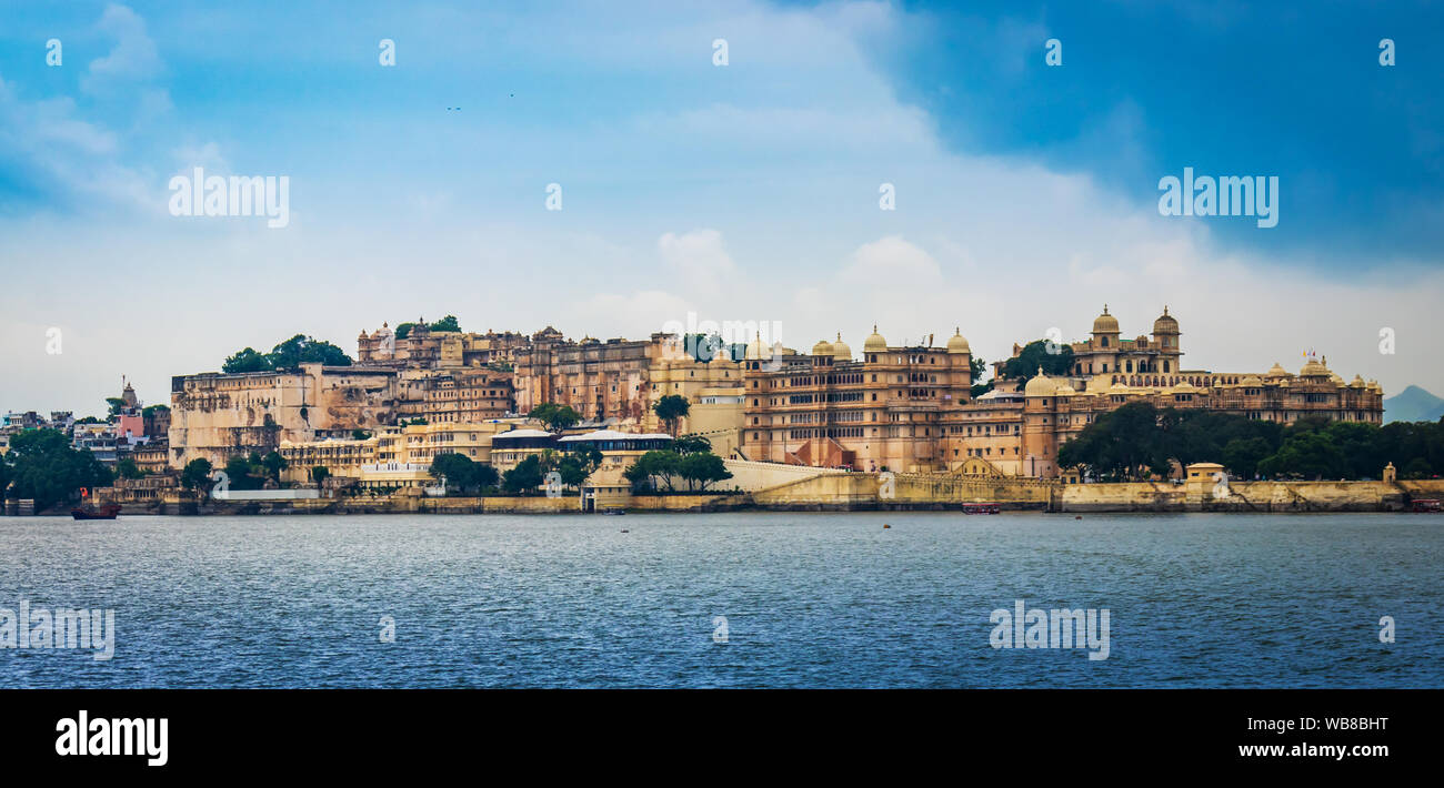 Lago Pichola e Palazzo di Città, Udaipur, Rajasthan, India, Asia Foto Stock
