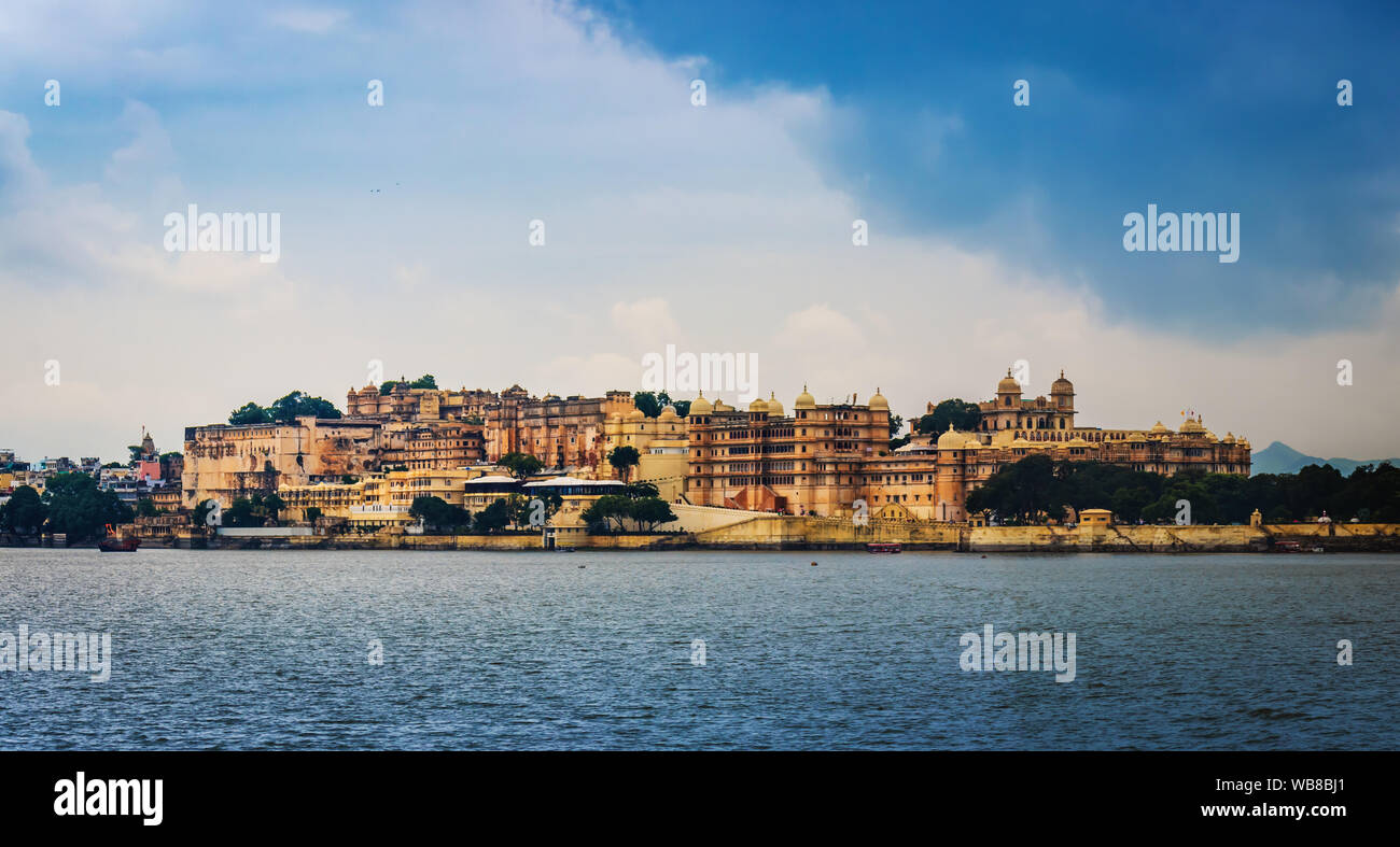Lago Pichola e Palazzo di Città, Udaipur, Rajasthan, India, Asia Foto Stock