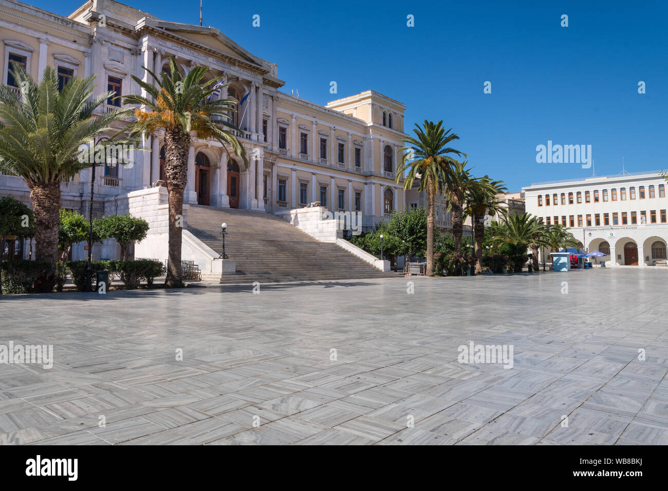 Il municipio neoclassico sulla piazza centrale di Ermoupolis nell'isola di Syros, Cicladi, Grecia Foto Stock