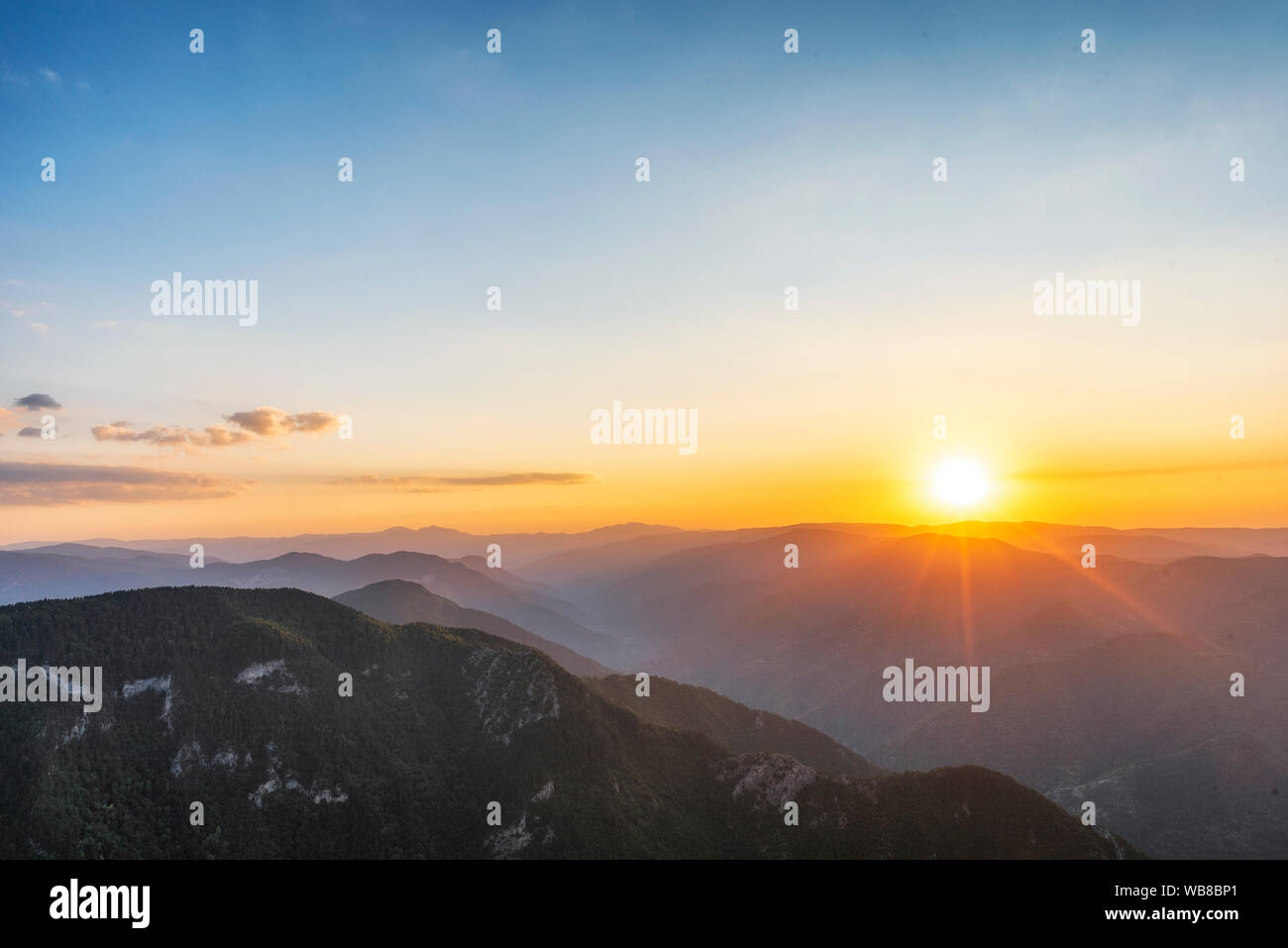 Estate tramonto da 'La Parete rossa" in riserva sui Monti Rodopi, Bulgaria Foto Stock