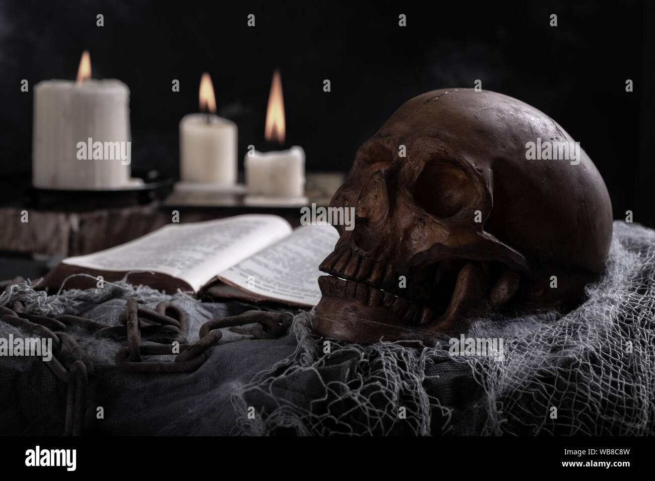 Scary teschio umano con candele accese in background il concetto di Halloween Foto Stock