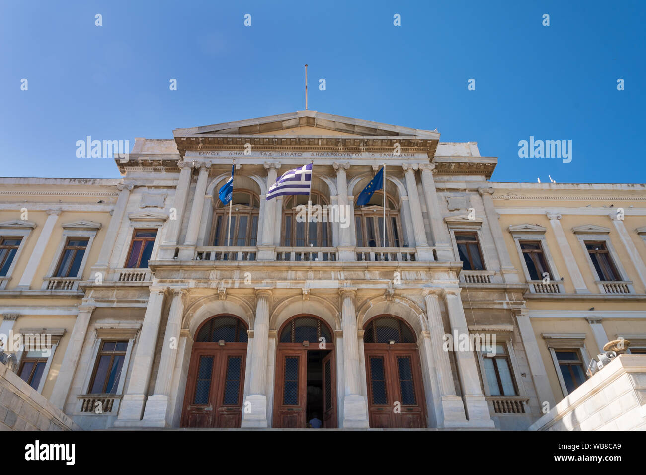 Facciata del Municipio neoclassico di Ernst Ziller in piazza Miaouli, isola Syros, Cicladi, Grecia Foto Stock