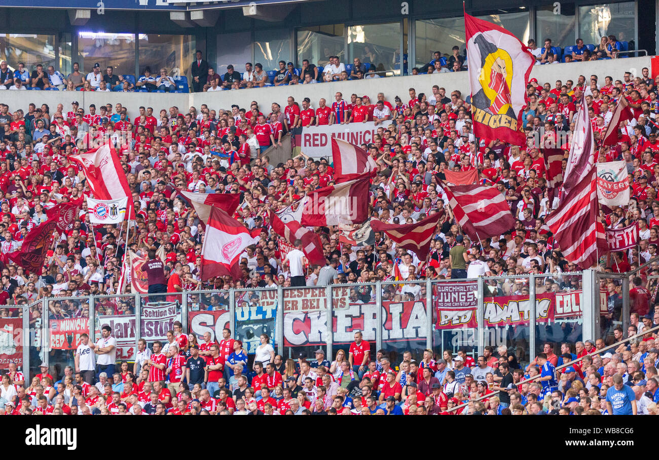 Sport, calcio, Bundesliga, 2019/2020, FC Schalke 04 vs FC Bayern Monaco 0-3, Veltins Arena Gelsenkirchen, visitatori appassionati di calcio del Bayern Monaco di Baviera con bandiere club, DFL REGOLAMENTI VIETANO QUALSIASI USO DI FOTOGRAFIE come sequenze di immagini e/o quasi-VIDEO Foto Stock