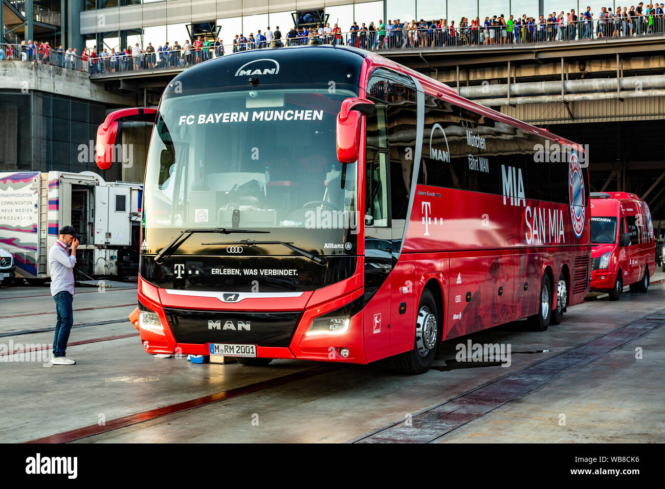 Sport, calcio, Bundesliga, 2019/2020, FC Schalke 04 vs FC Bayern Monaco 0-3, Veltins Arena Gelsenkirchen, autobus squadra del FC Bayern Monaco, DFL REGOLAMENTI VIETANO QUALSIASI USO DI FOTOGRAFIE come sequenze di immagini e/o quasi-VIDEO Foto Stock