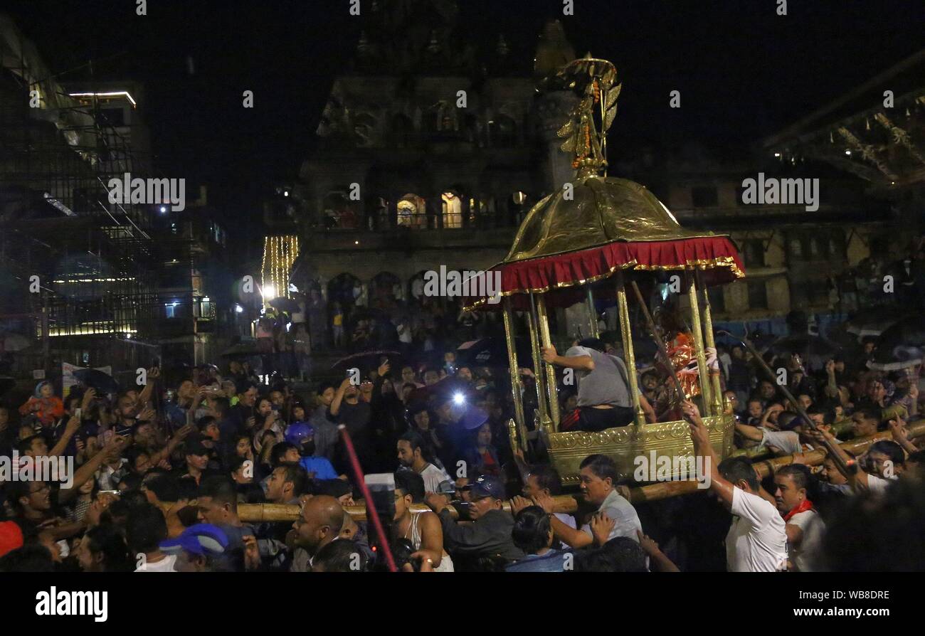 Lalitpur, Nepal. 24 Ago, 2019. I devoti portano palanquin della divinità Indù Bhimsen nella celebrazione di Bhimsen Jatra o Bhimsen Festival a Patan Durbar Square in Lalitpur. (Foto di Archana Shrestha che/Pacific Stampa) Credito: Pacific Press Agency/Alamy Live News Foto Stock