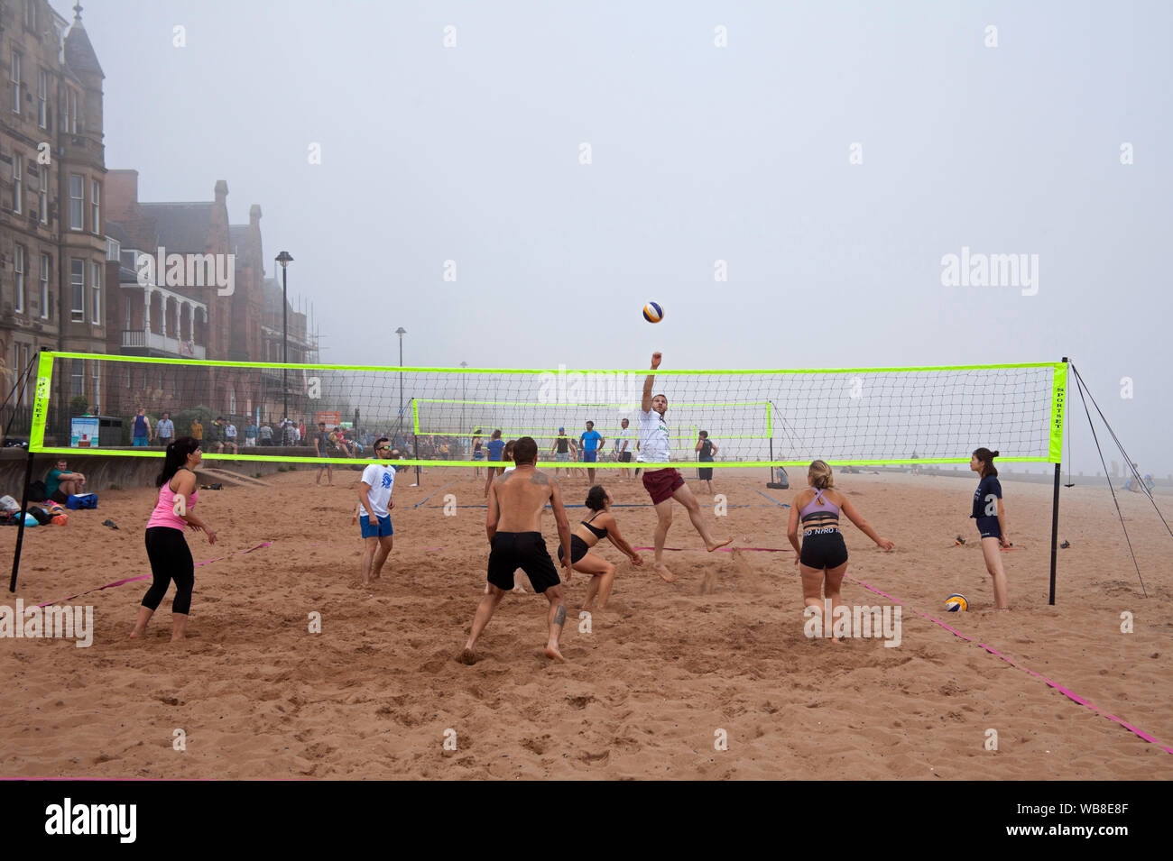 Portobello Beach, Edimburgo, Scozia, Regno Unito. 25 Ago, 2019. La haar o mare fret come è noto in termini di meteorologia è un mare freddo nebbia in laminato sul Firth of Forth circa le 9 del mattino dopo un promettente inizio, fortunatamente ha iniziato a sollevare sopra la città verso mezzogiorno, non fermarsi prima spiaggia anche se persone come il 16 grado di temperatura li ha attratti verso la costa, la spiaggia ha cominciato a riempire lentamente e tutti i campi di pallavolo erano occupati. Foto Stock