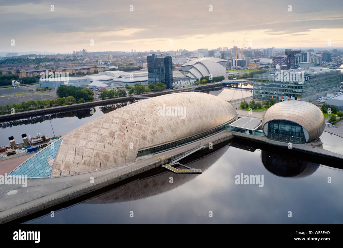 Vista aerea di Glasgow Science Centre, il SECC e Idro Area sul fiume Clyde waterfront di sunrise Foto Stock