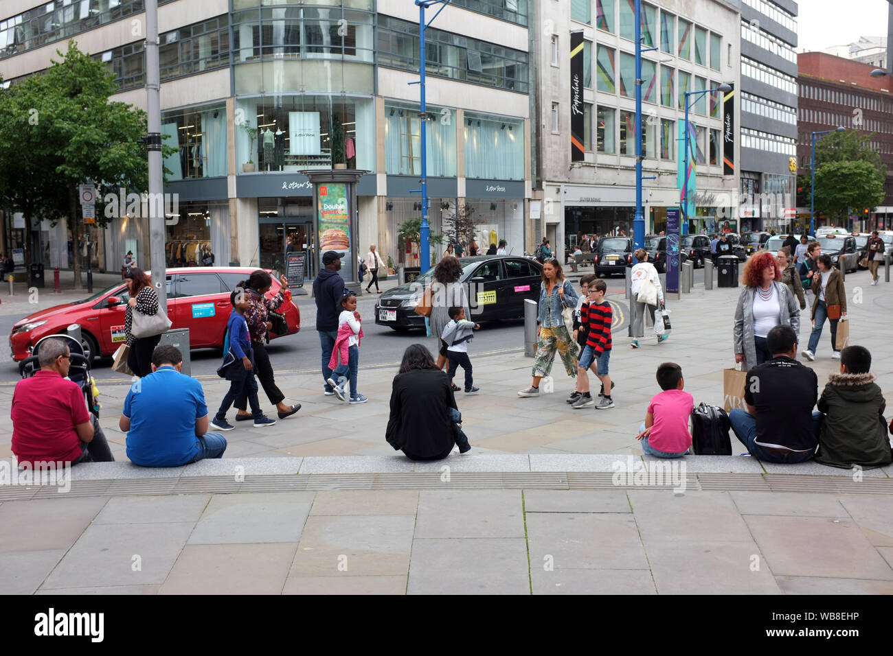 Shopping e pedoni in un centro cittadino di Manchester, Inghilterra, Regno Unito. Foto Stock