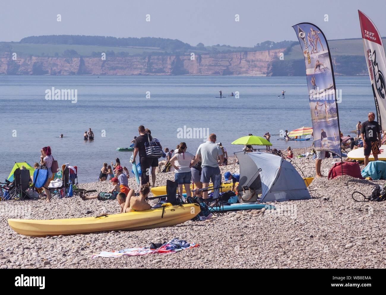 Sidmouth, Devon, 25 Ago 19 bank holiday sunseekers prendere in spiaggia a temperature roventi a Sidmouth, nel Devon. Tony Charnock/Alamy Live News Foto Stock