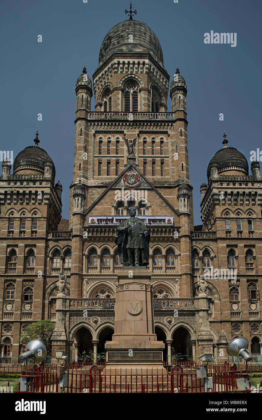 18 feb 2007 Statua di Sir. M Pherozeshah Mehta a Municipal Corporation Building, ; Mumbai Bombay ; Maharashtra ; India Foto Stock
