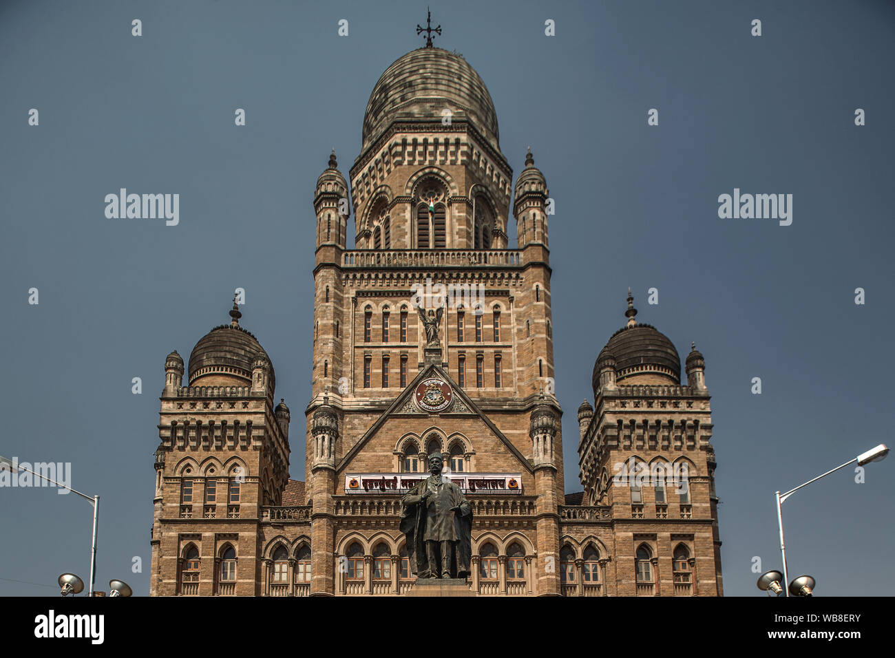 18 feb 2007 Statua di Sir. M Pherozeshah Mehta a Municipal Corporation Building, ; Mumbai Bombay ; Maharashtra ; India Foto Stock