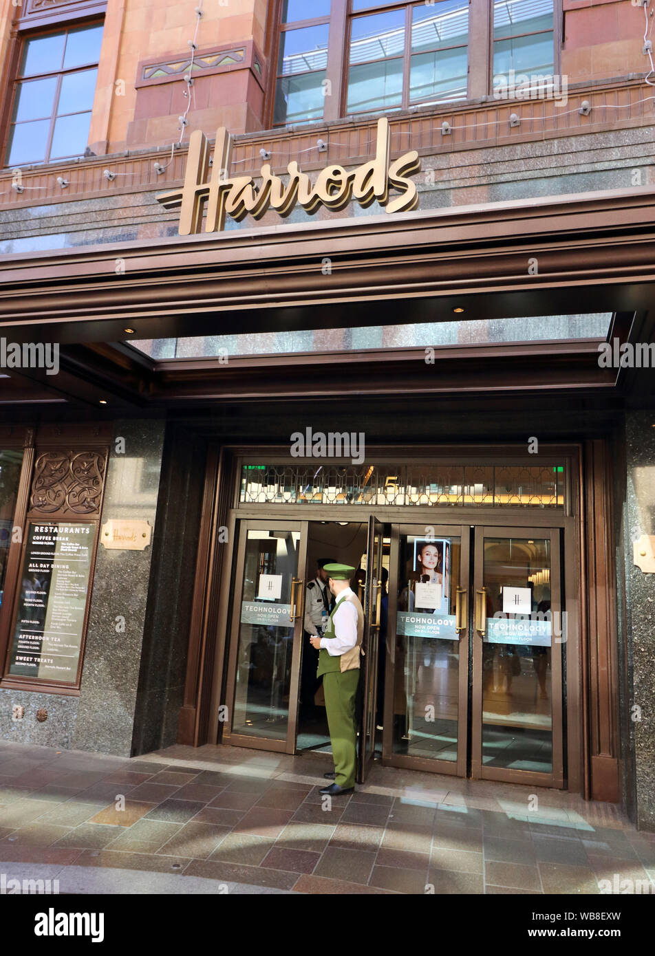 Londra, Regno Unito. 24 Ago, 2019. I grandi magazzini Harrods visto a Knightsbridge di Londra. Credito: Keith Mayhew/SOPA Immagini/ZUMA filo/Alamy Live News Foto Stock