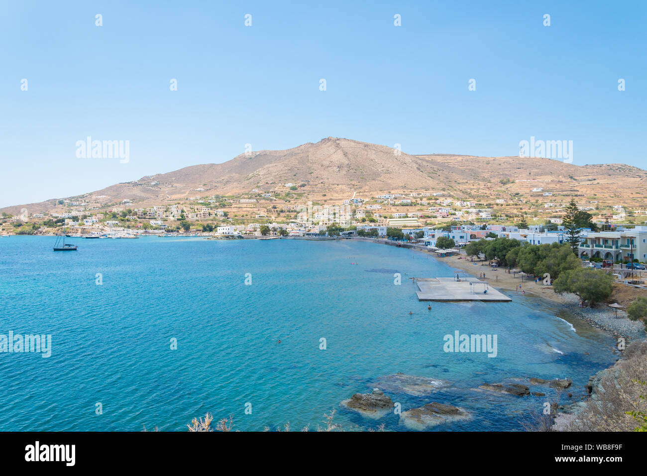 Vista panoramica della spiaggia di Finikas villaggio di Syros isola, Cicladi, Grecia Foto Stock