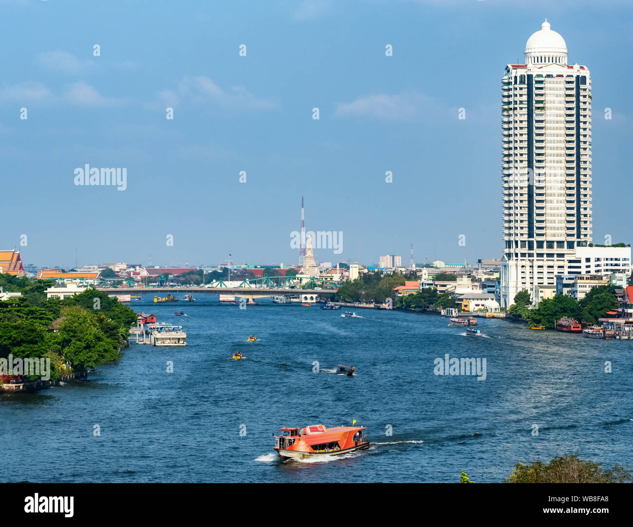 Il traffico di barche sul Fiume Chao Phraya a Bangkok Foto Stock